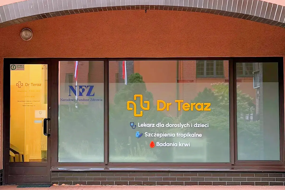 Wejście do przychodni Dr Teraz Warszawa · Białołęka