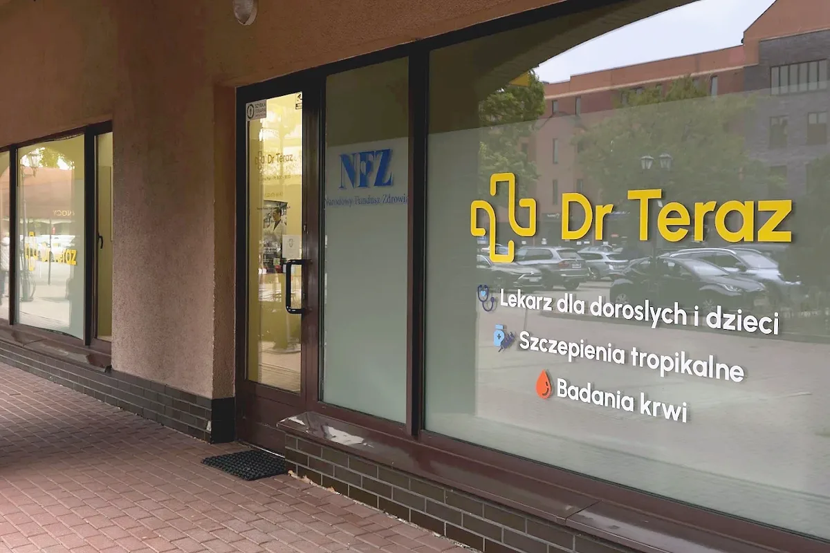 Wejście do przychodni Dr Teraz na Białołęce od strony ulicy