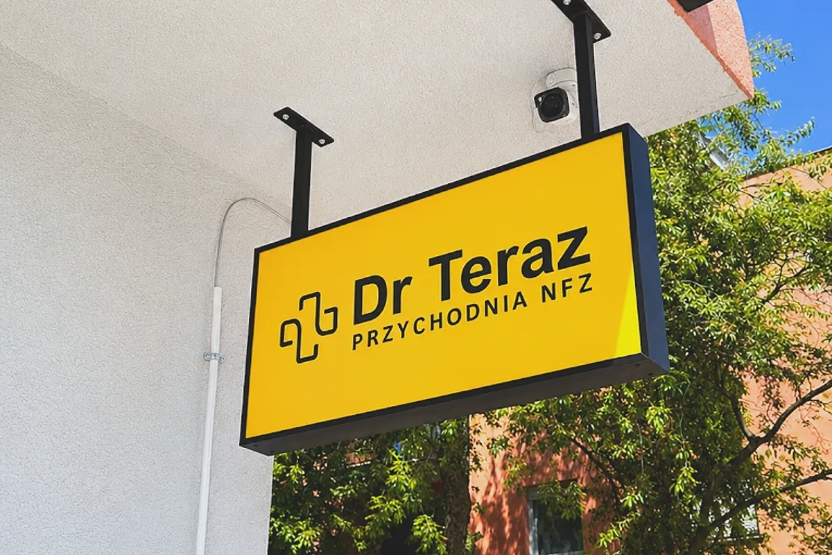 Szyld Dr Teraz — przychodnia NFZ na Dębcu w Poznaniu