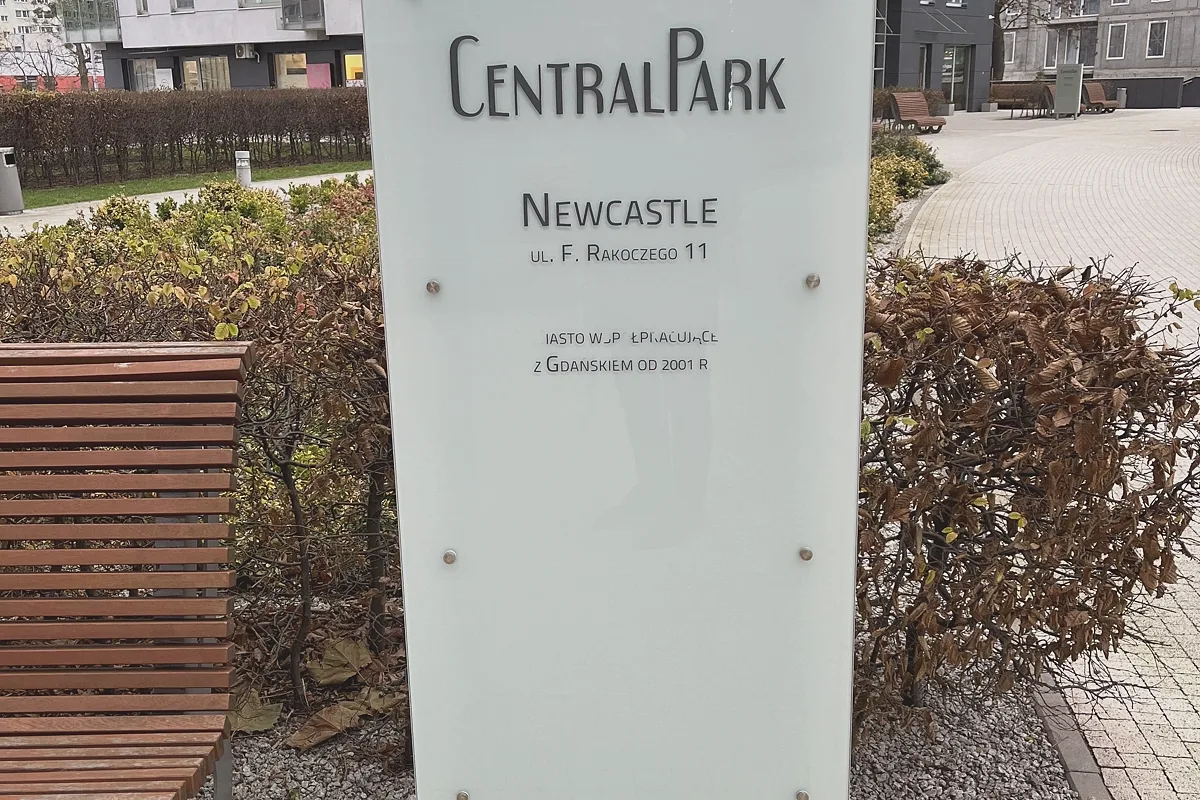 Pylon budynku Central Park przy Rakoczego — punkt szczepień Dr Teraz na gdańskiej Morenie