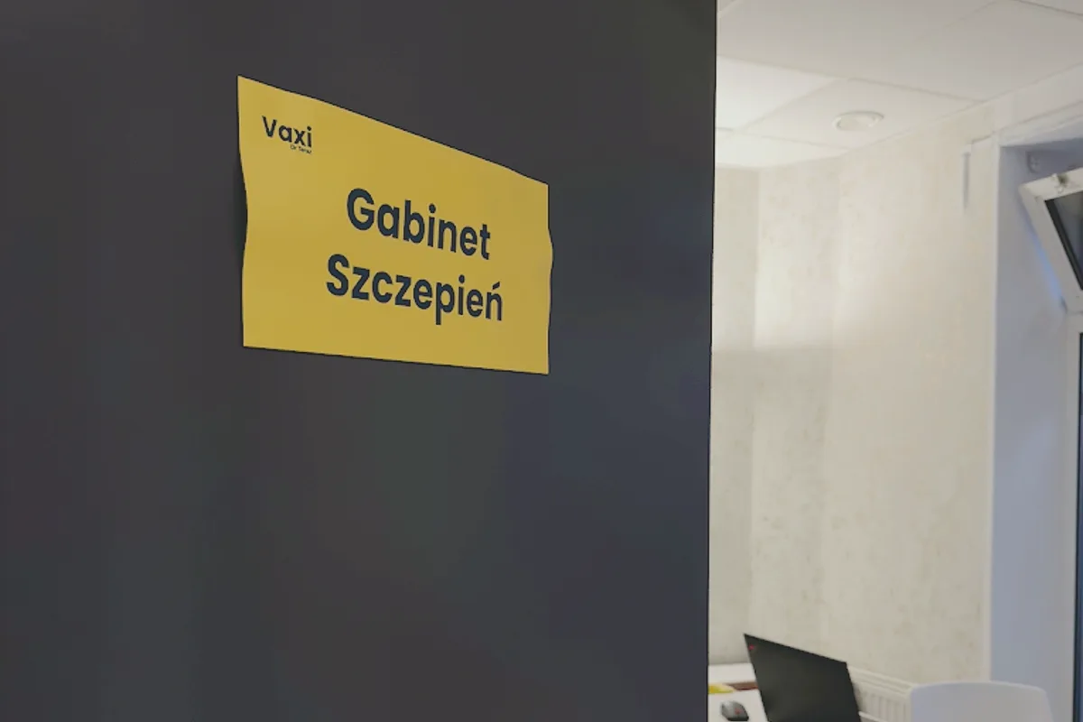 Drzwi gabinetu szczepień w punkcie Dr Teraz na Pradze-Południe