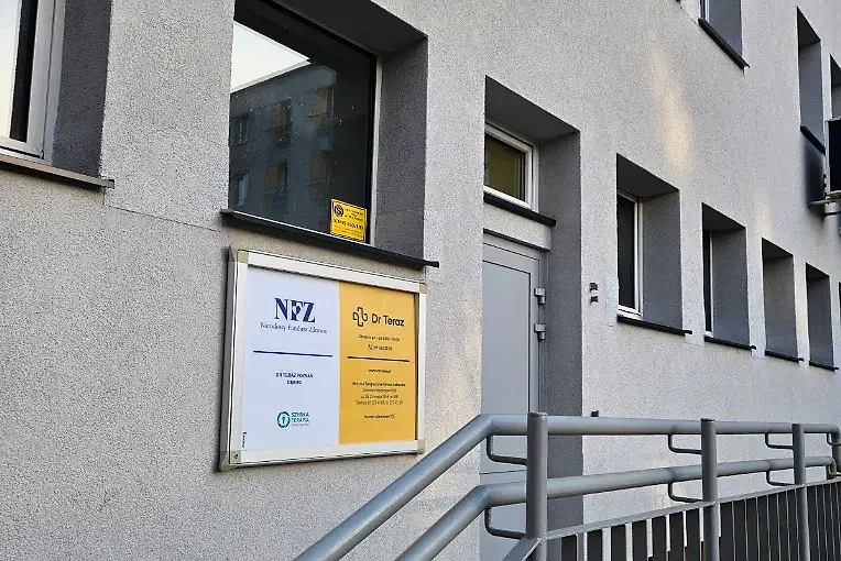 Wejście do przychodni Dr Teraz przy Grabowej na poznańskim Dębcu