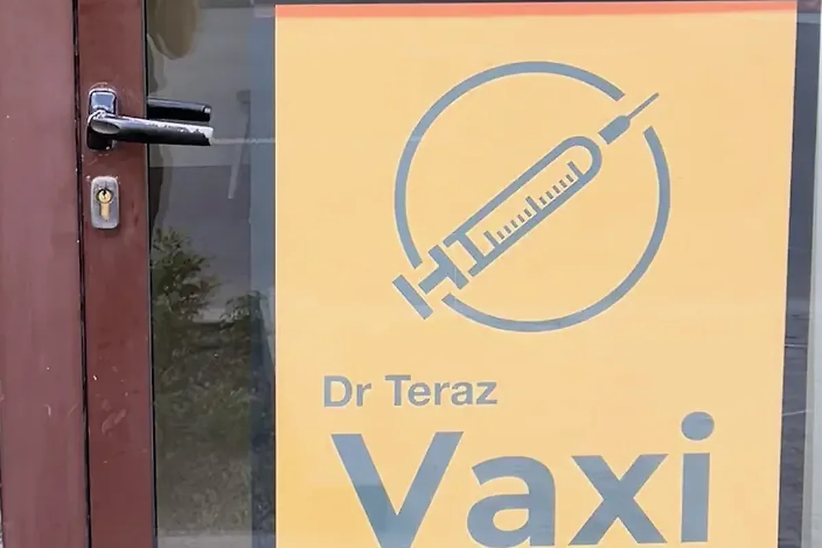 Drzwi punktu szczepień Dr Teraz Vaxi przy Zachodniej w Łodzi